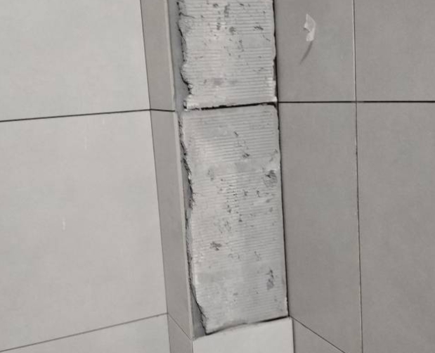 揭西瓷砖空鼓维修公司分享下瓷砖施工前基层浇水润湿程度不足，可能导致以下问题